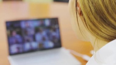 İnternet üzerinden video iletişimi ile uzaktan çalışma. Çalışanlar görüntülü konuşma yoluyla iletişim kurar. Grup görüntülü sohbette buluşacağız. İnsanlar evlerinde uzaktan çalışıyor.
