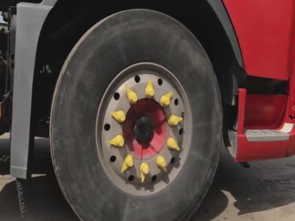 Truck wheels in motion close up. Shooting truck wheels close-up. The truck is moving on the highway — Stock Video
