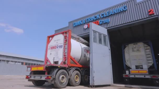 Tank and truck cleaning. A tanker truck drives into a tank cleaning station. Truck wash. Station for cleaning trucks and tanks from chemical pollution — Stockvideo