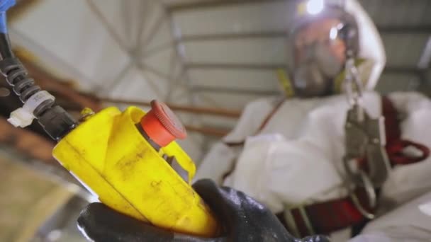 Trabajador en protección química. Un trabajador con traje protector en una estación de limpieza. Trabajador trabaja con productos químicos peligrosos — Vídeo de stock