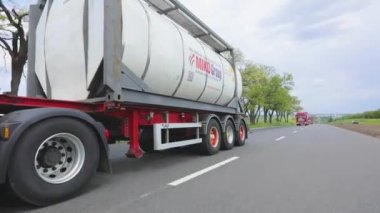 Kamyon tekerleri hareket halinde. Yaklaşın. Atış kamyonu tekerleri yakın çekim. Kamyon otoyolda ilerliyor.