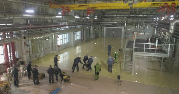 Önterülő padló egy nagy területen. Építők, hogy egy önterülő padló a gyári műhelyben.Önterülő padló a műhelyben — Stock videók