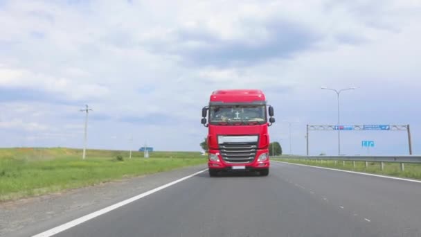 Ciężarówki jadą wzdłuż drogi. Ciężarówka z cysterną jedzie wzdłuż autostrady z bliska. Transport towarów niebezpiecznych — Wideo stockowe