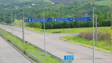 Otoyolda giden tank kamyonları. Kamyonlar yol boyunca gidiyor. Otoyol manzarası boyunca giden kamyonlar. Banliyö yolunda kamyonlar sürüyor.