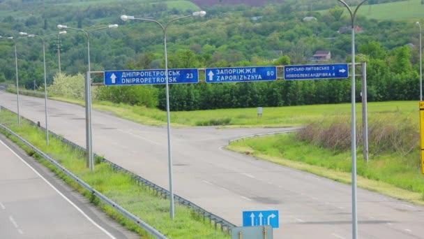 Танкові вантажівки їздять по шосе. Вантажівки їздять по дорозі. Вантажівки рухаються по шосе з видом спереду. Вантажівки їдуть по приміському шосе — стокове відео