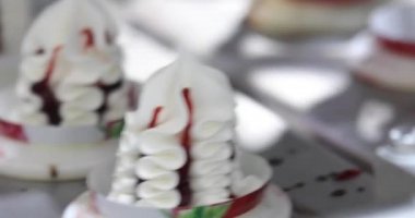 Modern otomatikleştirilmiş dondurma üretim hattı. Dondurma fabrikası. Dondurma üretim hattı