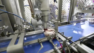 Modern otomatikleştirilmiş dondurma üretim hattı. Dondurma fabrikası. Dondurma üretim hattı