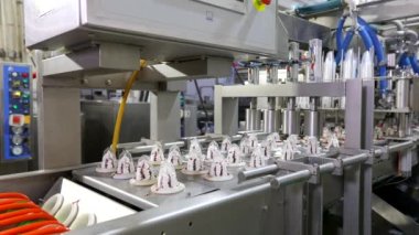Otomatik dondurma üretimi. Otomatik dondurma üretim hattı. Dondurma üretimi.