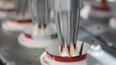 Dondurma üretimi. Modern dondurma fabrikası. Dondurmanın nasıl yapıldığını