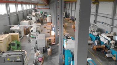 Modern bir fabrikanın endüstriyel iç mekanı. Üretim atölyesi genel planı. Makine araçları ile büyük bir atölye genişliği.