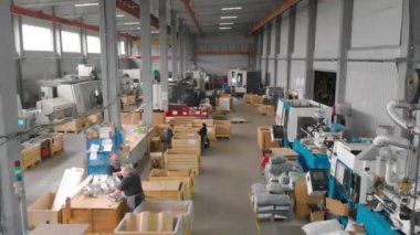 Üretim atölyesi genel planı. Makine gereçleri ile büyük bir atölye genişliği. Modern bir fabrikanın sanayi bölgesi.