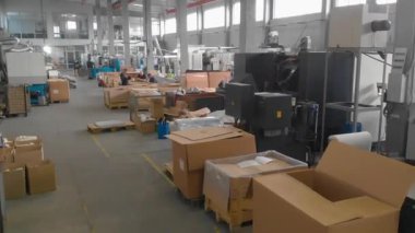 Üretim atölyesi genel planı. Makine gereçleri ile büyük bir atölye genişliği. Modern bir fabrikanın sanayi bölgesi.