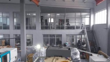 Modern bir fabrikanın endüstriyel iç mekanı. Üretim atölyesi genel planı. Makine araçları ile büyük bir atölye genişliği.