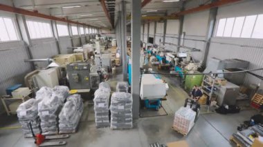 Üretim atölyesi genel planı. Makine gereçleri ile büyük bir atölye genişliği. Modern bir fabrikanın sanayi bölgesi.