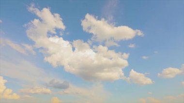 Bulutlu hava ile güzel mavi gökyüzü. Zaman atlamalı bulut hareketi