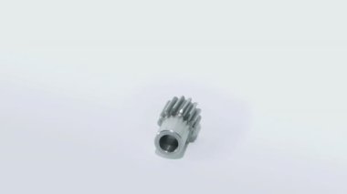 Beyaz arka planda vitesli donanım. Beyaz arkaplanda dişli metal detayı izole edildi