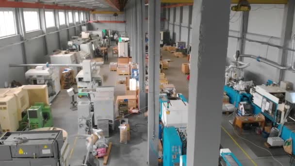 Industrielles Interieur einer modernen Fabrik. Übersichtsplan der Produktionswerkstatt. Spannweite in einer großen Werkstatt mit Werkzeugmaschinen. — Stockvideo