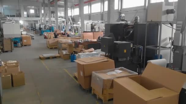 生产车间总体规划.在一个配备机床的大型车间里工作.现代化工厂的工业内部 — 图库视频影像