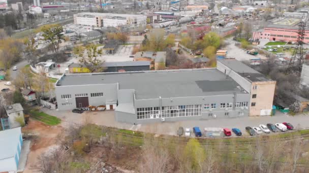 Modern factory building top view. Flight over a modern factory. Exterior of a modern factory — Vídeo de Stock