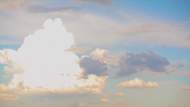 Zeitraffer-Wolkenbewegung. Schöner blauer Himmel bei bewölktem Wetter. — Stockvideo