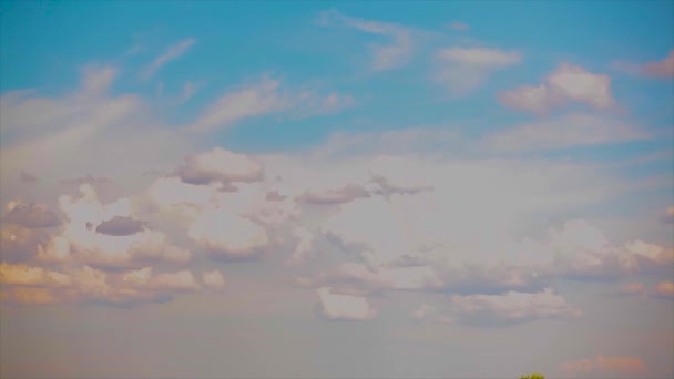 空に雲の時間周。青空の中の美しい雲 — ストック動画