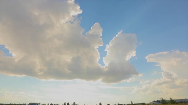 Beyaz bulutlu mavi gökyüzü zaman aşımına uğradı. Gökyüzünde güzel bulutlar. Bulutların açık gökyüzündeki zamanlaması. — Stok video