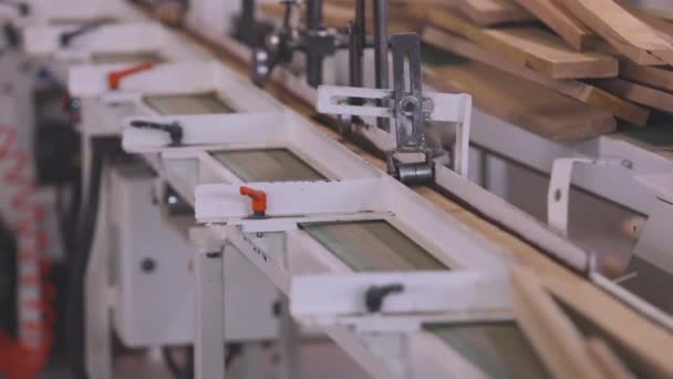 Línea de producción automatizada en una fábrica de muebles. Proceso de producción de tableros de muebles. Cinta transportadora automatizada en una fábrica de muebles — Vídeo de stock