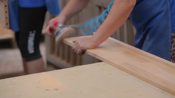 Ahşap zımparalama. Bir işçi mobilya fabrikasında ahşap bir parça zımparalıyor. Mobilya üretim süreci — Stok video