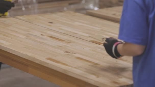 La corrección de los defectos en la tabla de madera. Cubriendo irregularidades en un tablero de madera — Vídeos de Stock