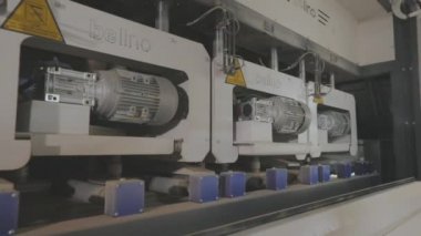 Mobilya endüstrisinde modern otomatikleştirilmiş hat. Mobilya tahtalarının üretimi için otomasyon hattı. Modern mobilya fabrikası