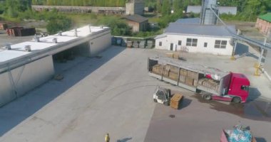 Büyük marangoz fabrikası manzarası. Bir marangoz fabrikasının üzerinde bir uçuş. Modern mobilya fabrikasının genel planı