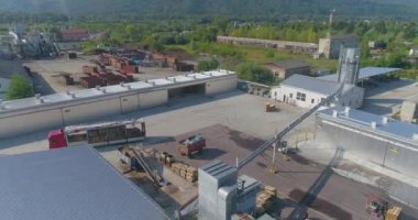 Büyük marangoz fabrikası manzarası. Bir marangoz fabrikasının üzerinde bir uçuş. Modern mobilya fabrikasının genel planı.