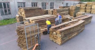 Güneş ve rüzgarla birlikte tahtadan suyun çıkarılması. Doğal olarak Kurutulmuş Ağaç. Güneşin altında kuru odunlar.