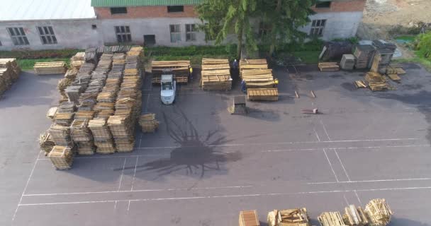 Gaffeltruck transporterar timmer genom fabriken. En flygning över en träbearbetningsfabrik. Stor träbearbetningsfabrik ovanifrån. Översiktsplan för en modern möbelfabrik — Stockvideo