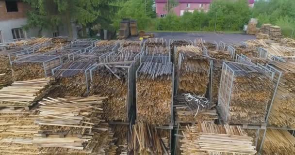 La eliminación de agua de la madera con el sol y el viento. Secado de Madera Naturalmente. Secado de madera al aire libre bajo el sol — Vídeos de Stock