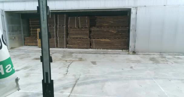 Сушка деревини конденсацією в спеціальній камері на деревообробному заводі. Пролітає крізь тіло вантажівки. Сучасне обладнання для сушіння деревини — стокове відео