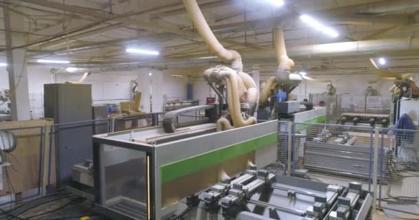 Warsztat obróbki drewna z maszynami CNC. Wnętrze nowoczesnej fabryki mebli. Duży warsztat z maszynami CNC — Wideo stockowe