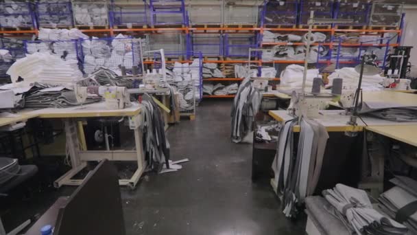 Moderno laboratorio di cucito senza persone. Un laboratorio di cucito vuoto. Officina di cucito senza lavoratori. — Video Stock