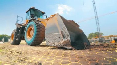 İnşaat alanında HUD elementleri olan bir buldozer. Animasyon grafikli modern buldozer. İnşaat alanında sanal gerçeklik kavramı