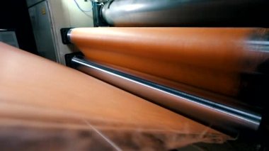 Sentetik kış dondurucu üretimi için modern taşıma hattı. Örülmemiş kumaş üretim süreci