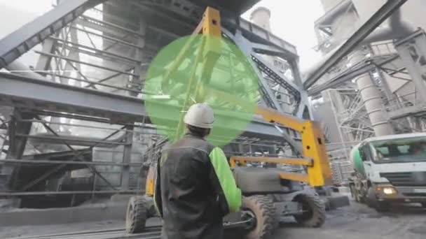 Rozšířená realita vizualizace v továrně. Inženýr prochází elektrárnou kolem stavebního zařízení. Dělník prochází továrnou.. — Stock video