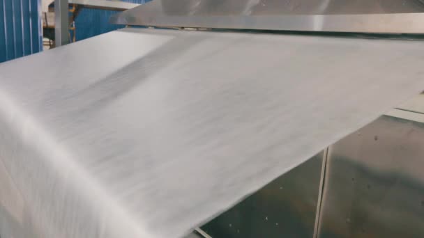 Современная конвейерная линия для производства синтетических зимовок. Процесс производства нетканой ткани — стоковое видео