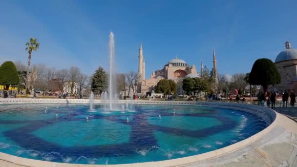 Fuente frente a Santa Sofía. Hermosa fuente frente a la mezquita, Estambul. Arquitectura del Imperio Otomano. Mezquita de Santa Sofía — Vídeo de stock