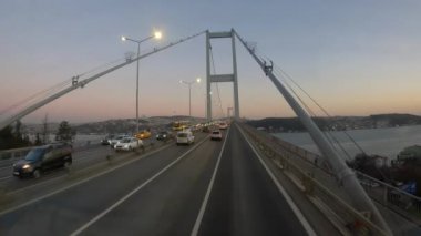 Köprüden geçerek İstanbul Boğazı 'nın üzerinden geçiyorum. Bosophreus Körfezi üzerinde yeni asma köprü. Köprüde, Boğaziçi Körfezi 'nde araba sürüyor.