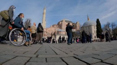 Ayasofya 'nın önündeki insanlar. Aziz Sophie Katedrali. İkonik yer İstanbul. Ayasofya 'nın önündeki turistler