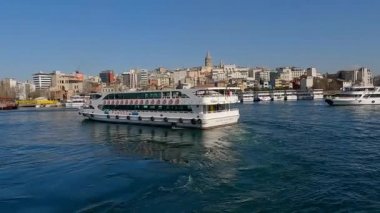 Boğaz 'da yolcu gemisi. Boğaz, Boğaz Körfezi, İstanbul, Türkiye 'de tekneler. Boğaz ulaşımı