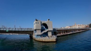 Bir tekneden Galata Köprüsü. Gemi Galata Köprüsü 'nden Galata Kulesi' ne doğru yola çıkıyor. İstanbul 'un tarihi merkezi, turizm merkezi.