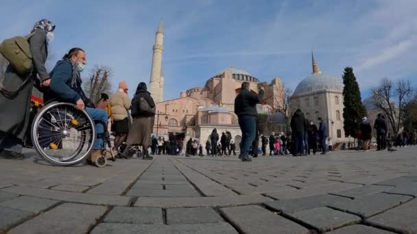Emberek Hagia Sophia előtt. Szent Sophie Katedrális. Ikonikus hely Isztambul. Turisták Hagia Sophia előtt — Stock videók