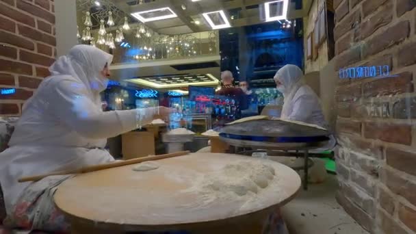 En kvinna förbereder ett turkiskt tunnbröd. Förbereda turkiska Lavash — Stockvideo