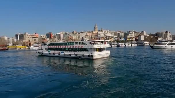 Passagiersboot in de Bosporus. Boten in de Bosporus, Bosporus Bay, Istanbul, Turkije. Bosporustransport — Stockvideo